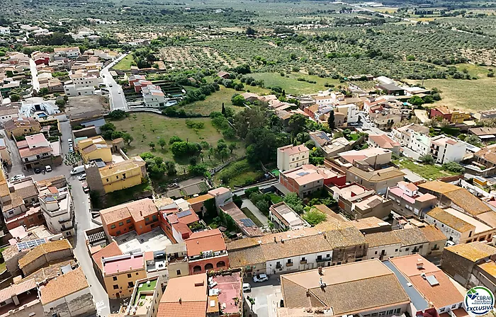 Autenticidad y potencial: Casa de pueblo con "voltes catalanes" en el corazón de Palau-saverdera