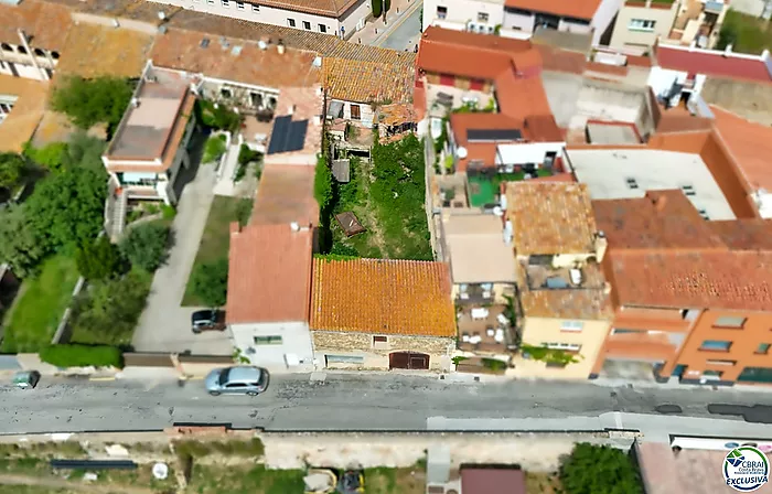 Autenticidad y potencial: Casa de pueblo con "voltes catalanes" en el corazón de Palau-saverdera