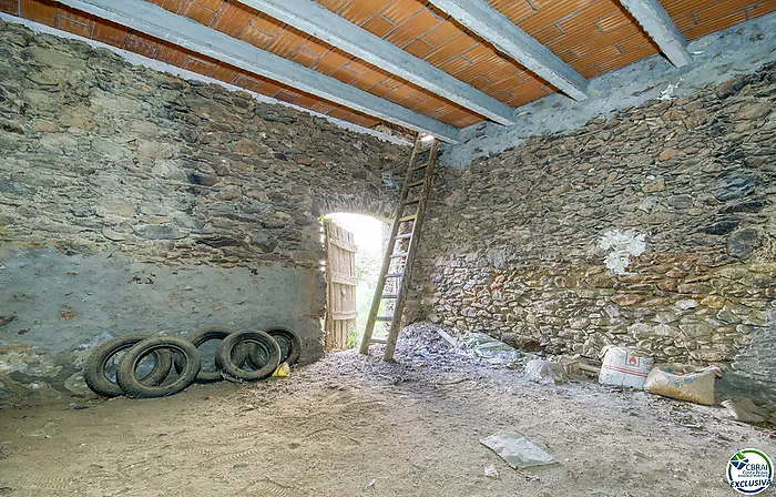 Autenticidad y potencial: Casa de pueblo con "voltes catalanes" en el corazón de Palau-saverdera