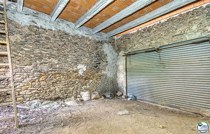 Autenticidad y potencial: Casa de pueblo con "voltes catalanes" en el corazón de Palau-saverdera