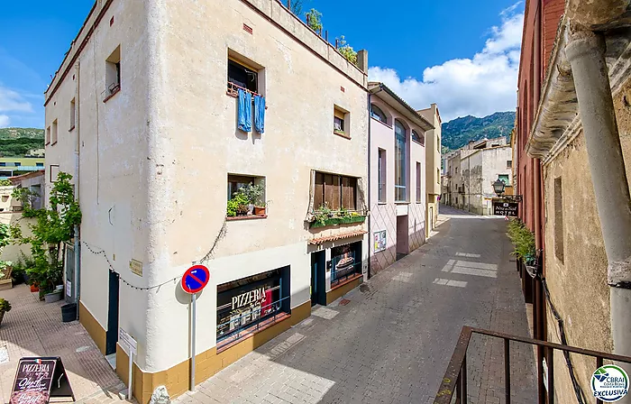 Autenticidad y potencial: Casa de pueblo con "voltes catalanes" en el corazón de Palau-saverdera