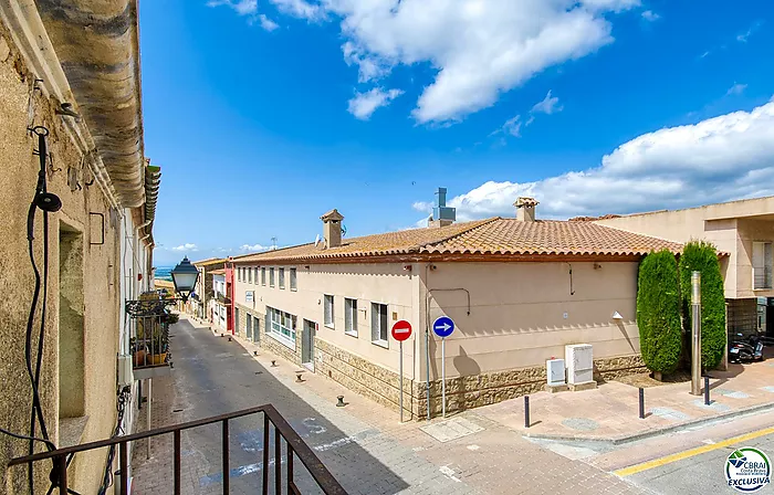 Autenticidad y potencial: Casa de pueblo con "voltes catalanes" en el corazón de Palau-saverdera