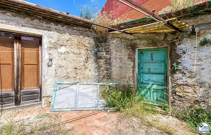 Autenticidad y potencial: Casa de pueblo con "voltes catalanes" en el corazón de Palau-saverdera