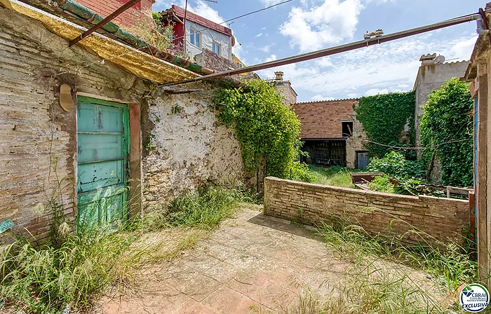 Autenticidad y potencial: Casa de pueblo con "voltes catalanes" en el corazón de Palau-saverdera