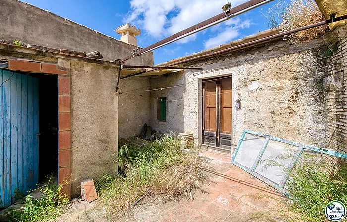 Autenticidad y potencial: Casa de pueblo con "voltes catalanes" en el corazón de Palau-saverdera