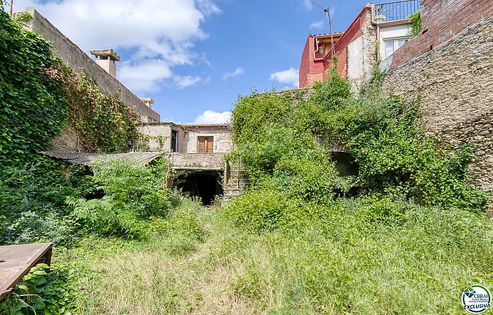 Autenticidad y potencial: Casa de pueblo con "voltes catalanes" en el corazón de Palau-saverdera