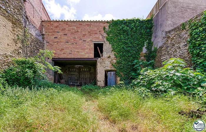 Autenticidad y potencial: Casa de pueblo con "voltes catalanes" en el corazón de Palau-saverdera