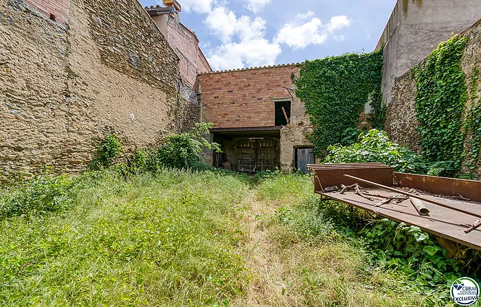 Autenticidad y potencial: Casa de pueblo con "voltes catalanes" en el corazón de Palau-saverdera
