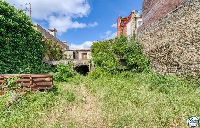 Autenticidad y potencial: Casa de pueblo con "voltes catalanes" en el corazón de Palau-saverdera