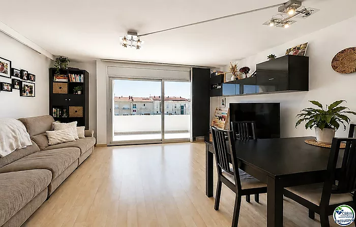 Duplex penthouse avec grande terrasse et parking au centre de Roses