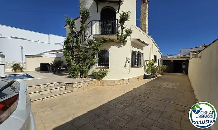 Maison avec piscine et licence touristique - secteur Peni