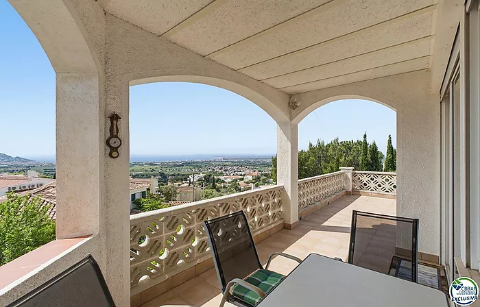 VILLA INDIVIDUELLE AVEC VUE MER, LICENCE TOURISTIQUE ET JARDIN FRUITIER