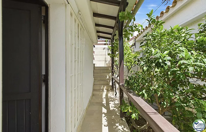 VILLA INDIVIDUELLE AVEC VUE MER, LICENCE TOURISTIQUE ET JARDIN FRUITIER