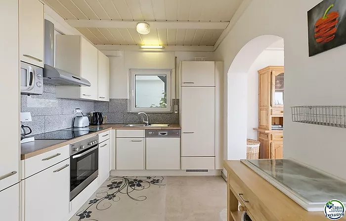VILLA INDIVIDUELLE AVEC VUE MER, LICENCE TOURISTIQUE ET JARDIN FRUITIER