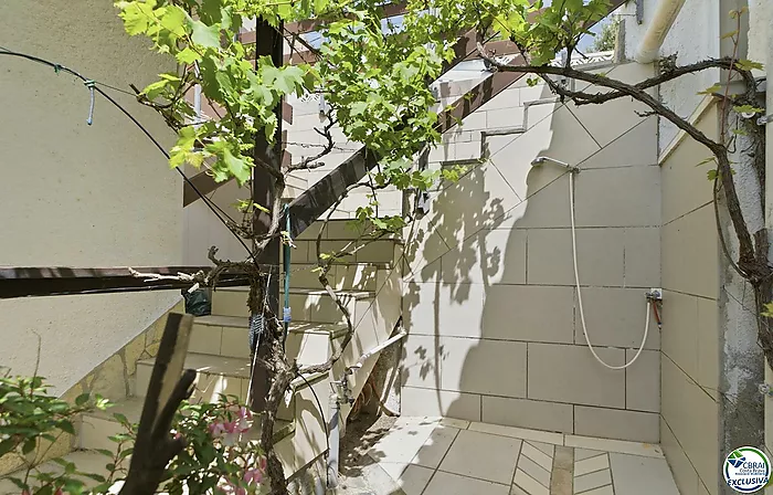 VILLA INDIVIDUELLE AVEC VUE MER, LICENCE TOURISTIQUE ET JARDIN FRUITIER