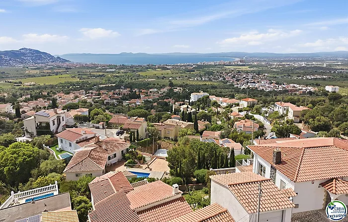 VILLA INDIVIDUELLE AVEC VUE MER, LICENCE TOURISTIQUE ET JARDIN FRUITIER