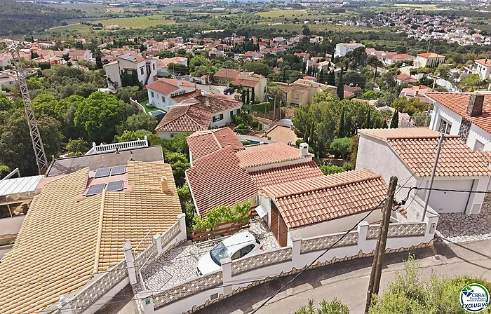 VILLA INDIVIDUELLE AVEC VUE MER, LICENCE TOURISTIQUE ET JARDIN FRUITIER