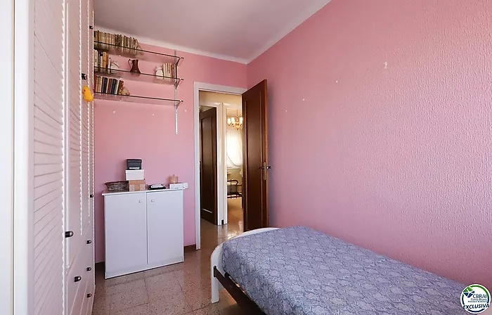 Amplio y luminoso piso con balcón en la zona de Creu de la Mà