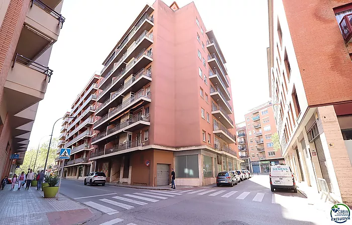 Amplio y luminoso piso con balcón en la zona de Creu de la Mà
