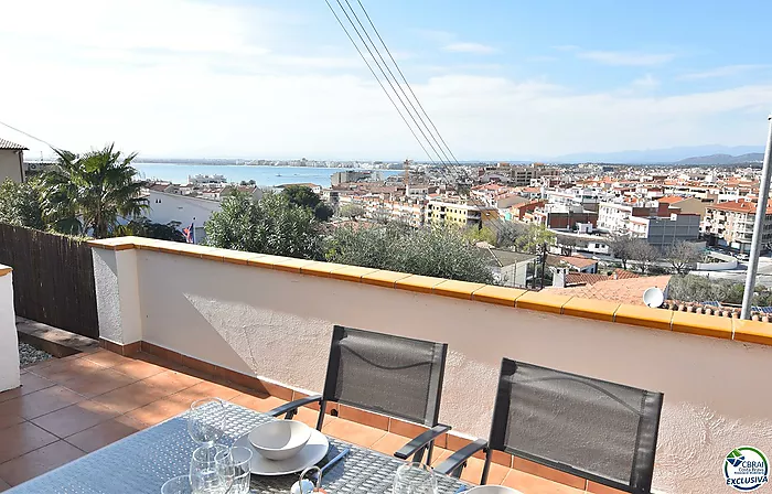 Estudio cabina con licencia turística y vistas al mar.