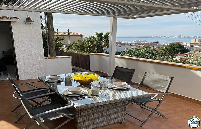 Estudio cabina con licencia turística y vistas al mar.