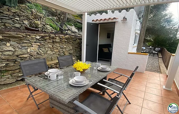 Estudio cabina con licencia turística y vistas al mar.