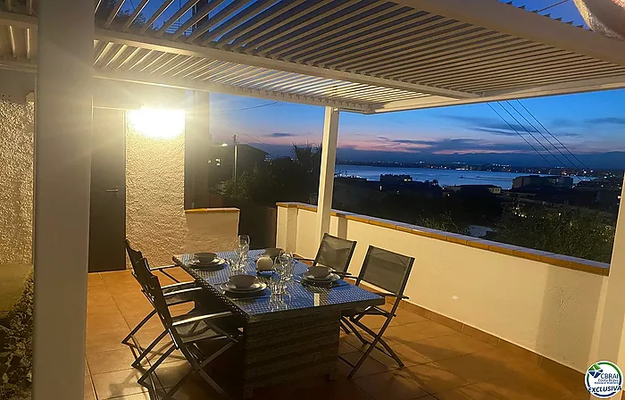 Estudio cabina con licencia turística y vistas al mar.