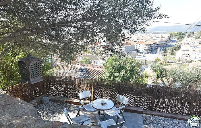 Estudio cabina con licencia turística y vistas al mar.