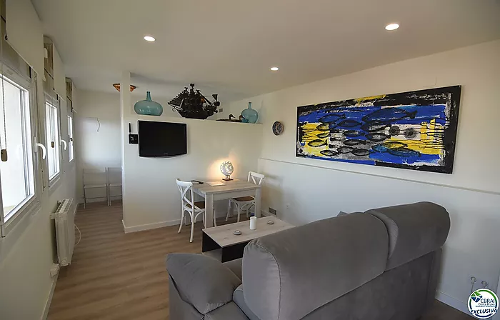Estudio cabina con licencia turística y vistas al mar.