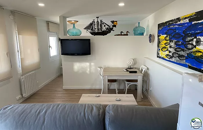 Estudio cabina con licencia turística y vistas al mar.