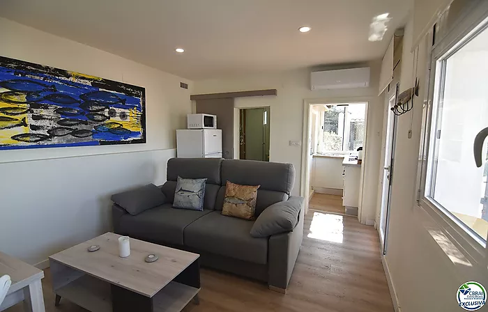 Estudio cabina con licencia turística y vistas al mar.