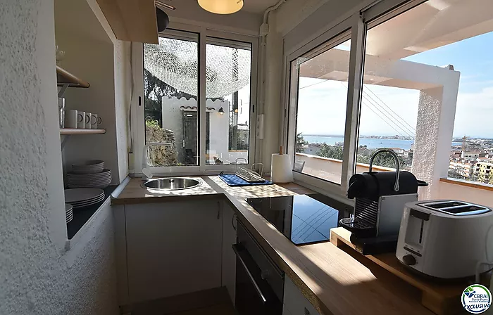 Estudio cabina con licencia turística y vistas al mar.