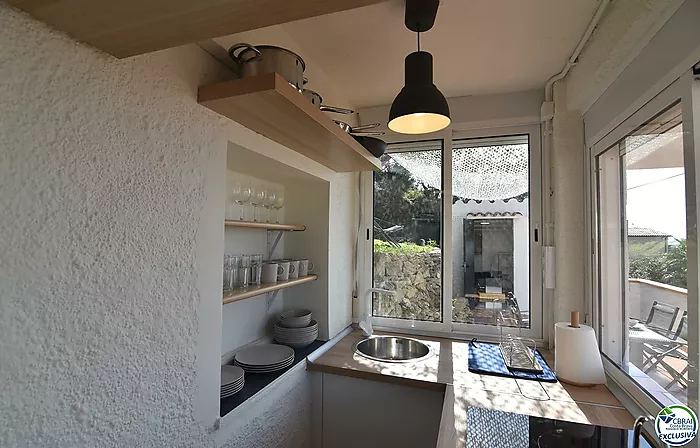 Estudio cabina con licencia turística y vistas al mar.