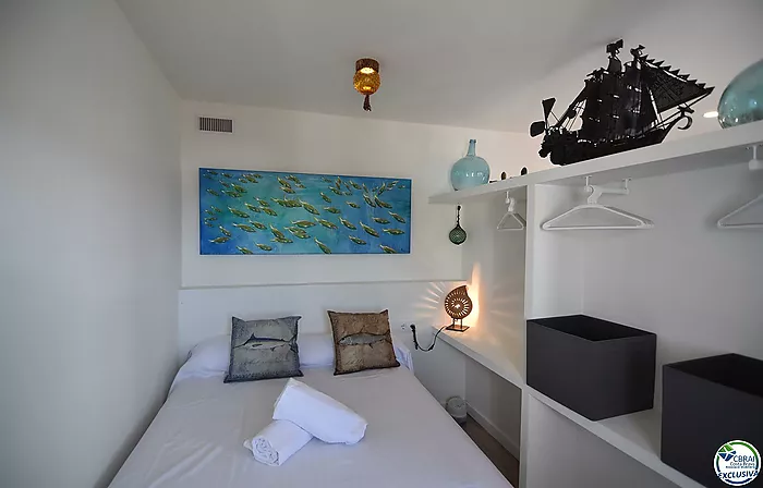 Estudio cabina con licencia turística y vistas al mar.