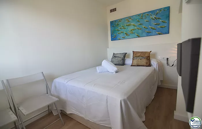 Estudio cabina con licencia turística y vistas al mar.