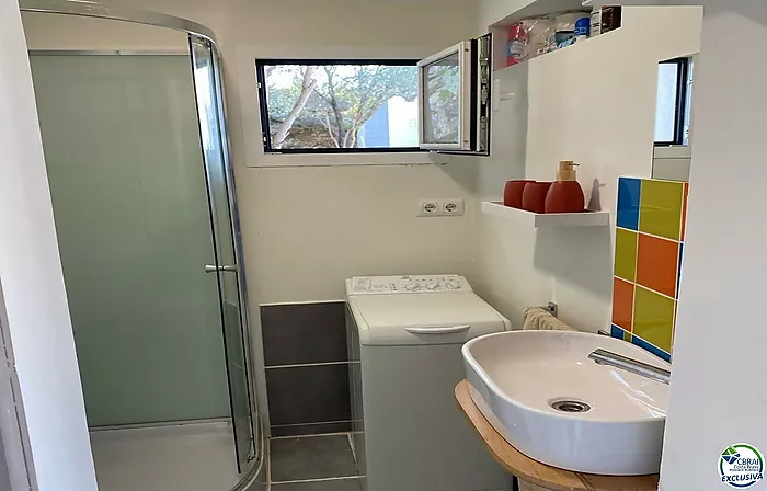 Estudio cabina con licencia turística y vistas al mar.