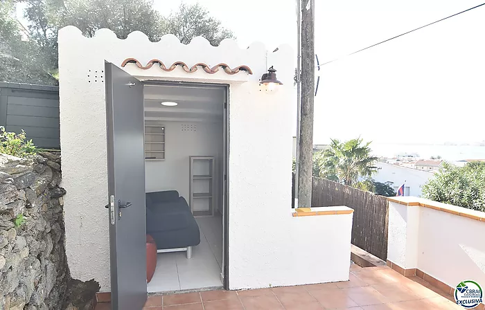 Estudio cabina con licencia turística y vistas al mar.