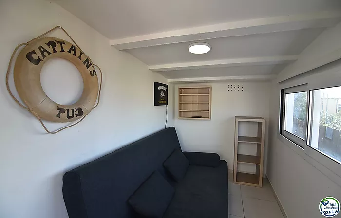 Estudio cabina con licencia turística y vistas al mar.