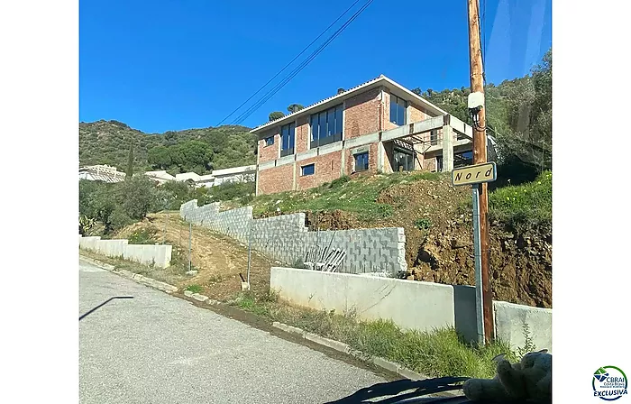 Gran casa moderna en construcción en Els Olivars. Una oportunidad única para personalizar su vivienda. Se vende en su estado actual.
