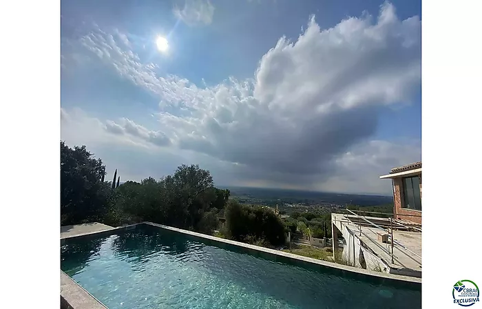 Gran casa moderna en construcción en Els Olivars. Una oportunidad única para personalizar su vivienda. Se vende en su estado actual.