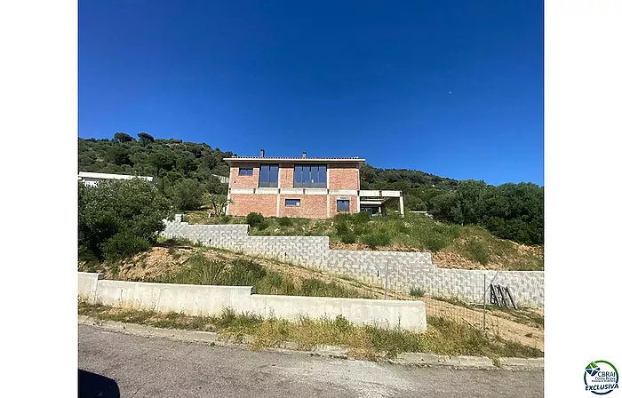 Gran casa moderna en construcción en Els Olivars. Una oportunidad única para personalizar su vivienda. Se vende en su estado actual.
