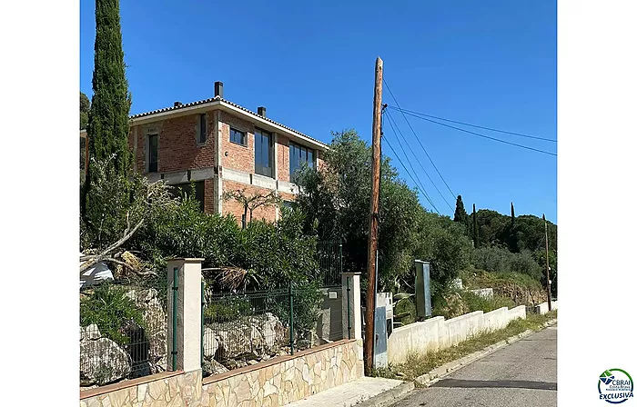 Gran casa moderna en construcción en Els Olivars. Una oportunidad única para personalizar su vivienda. Se vende en su estado actual.