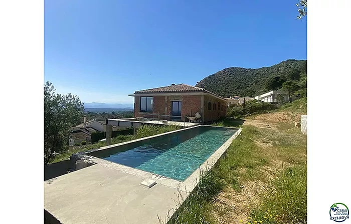 Gran casa moderna en construcción en Els Olivars. Una oportunidad única para personalizar su vivienda. Se vende en su estado actual.