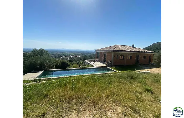 Gran casa moderna en construcción en Els Olivars. Una oportunidad única para personalizar su vivienda. Se vende en su estado actual.