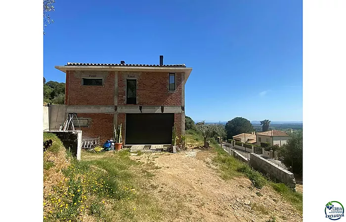 Gran casa moderna en construcción en Els Olivars. Una oportunidad única para personalizar su vivienda. Se vende en su estado actual.