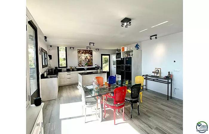 Gran casa moderna en construcción en Els Olivars. Una oportunidad única para personalizar su vivienda. Se vende en su estado actual.