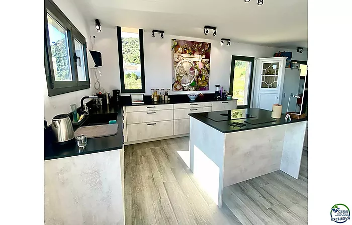 Gran casa moderna en construcción en Els Olivars. Una oportunidad única para personalizar su vivienda. Se vende en su estado actual.