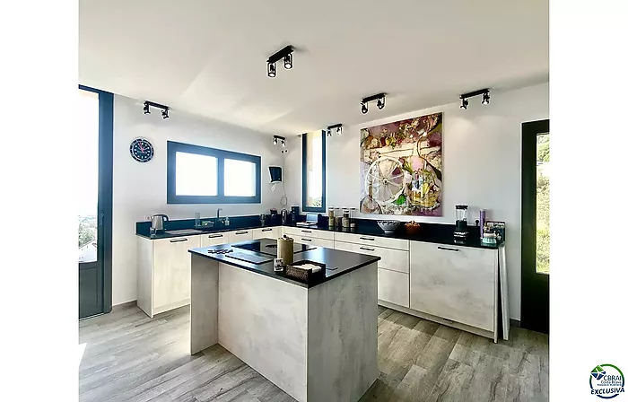 Gran casa moderna en construcción en Els Olivars. Una oportunidad única para personalizar su vivienda. Se vende en su estado actual.