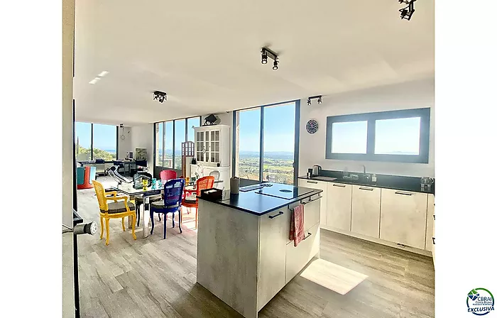 Gran casa moderna en construcción en Els Olivars. Una oportunidad única para personalizar su vivienda. Se vende en su estado actual.