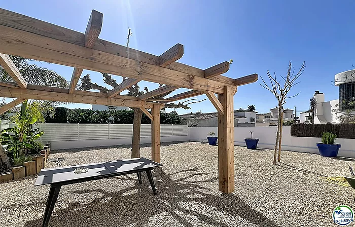 Casa renovada con 5 habitaciones y licencia turística en Empuriabrava, sector Peni.